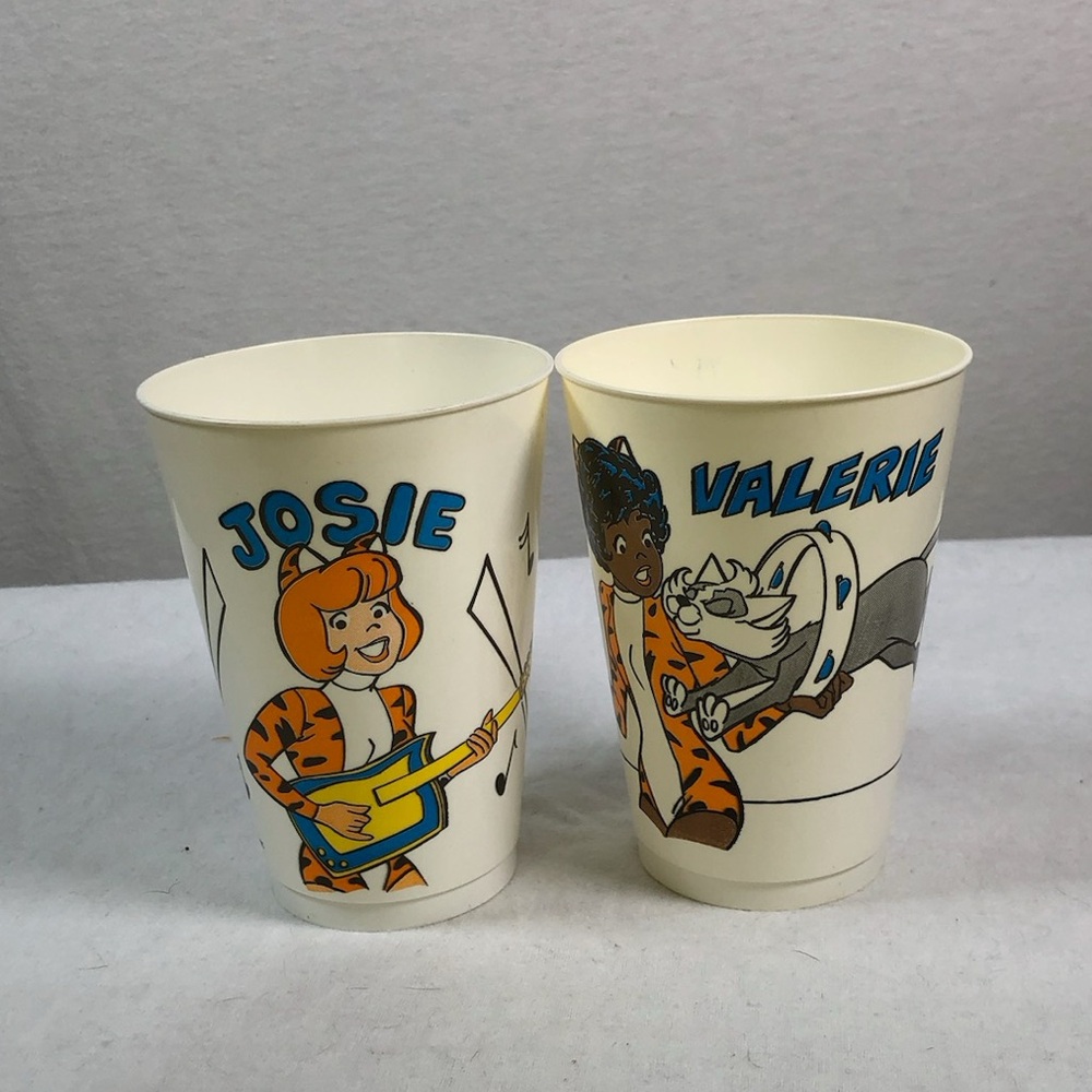 VINTAGE 1976 - 7-ELEVEN JOSIE AND THE PUSSYCATS PLASTIC SLURPEE CUPS
